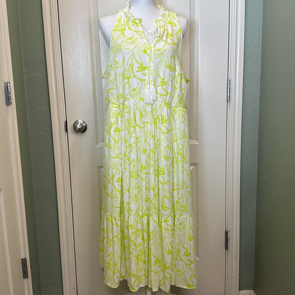 EUC Torrid White & Yellow Green print Halter Dress
Size 2